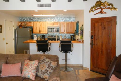 Tucson Home with BBQ and Patio, 5 Mi to A Mountain! near พิพิธภัณฑ์สัตว์ป่านานาชาติ