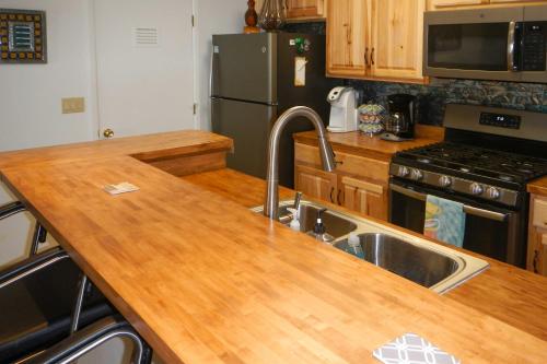 Tucson Home with BBQ and Patio, 5 Mi to A Mountain! near พิพิธภัณฑ์สัตว์ป่านานาชาติ