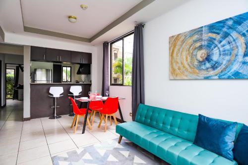 Bright Apt w Pool Near the Airport - Self Check In
