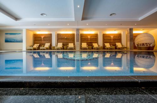 สระว่ายน้ำ, Hotel Gotthard in กลางเมืองเลช