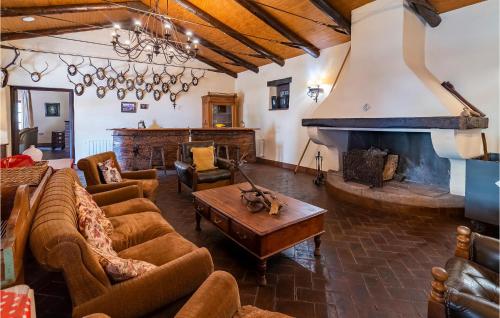  Beautiful home in Alcaracejos with 6 Bedrooms, WiFi and Outdoor swimming pool in Alcaracejos