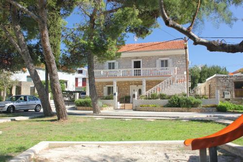  Apartments by the sea Sutomiscica, Ugljan - 8474 in Sutomišćica