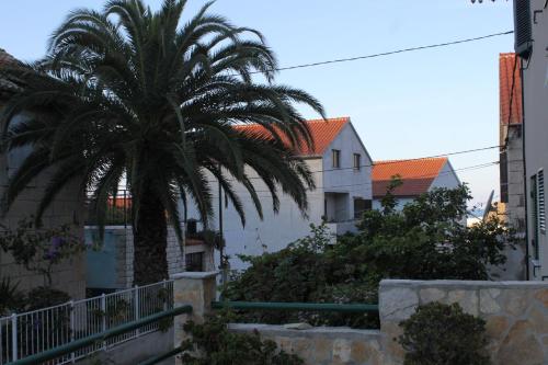 Apartments by the sea Komiza, Vis - 8860