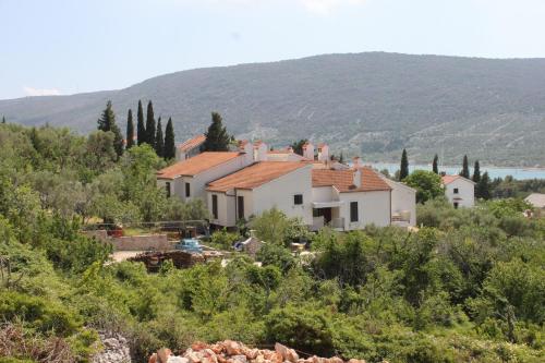  Apartments with a parking space Cres - 7876, Pension in Cres