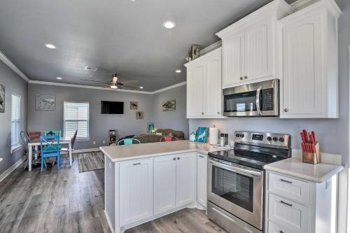 Crystal Beach Home Pellet Grill and Beach Views! in Crystal Beach, USA