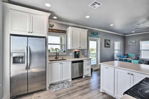 Crystal Beach Home Pellet Grill and Beach Views! in Crystal Beach, USA