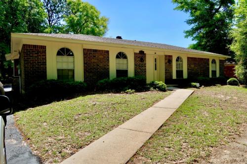 Cozy Home nestled in quite West Mobile Alabama