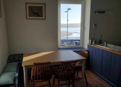 Chez Nany, chaleureux duplex sur le port de Morgat