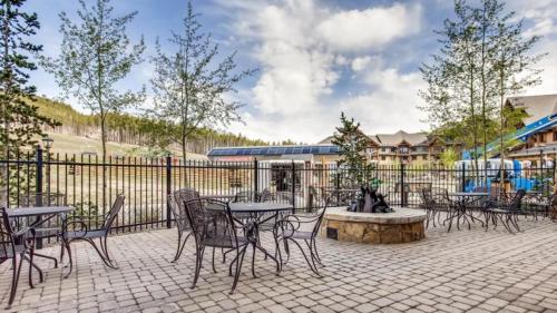 Crystal Peak Lodge 1 Bedroom Ski In, Ski Out Slopeside Condo At The Base Of Peak 7 in Breckenridge, USA