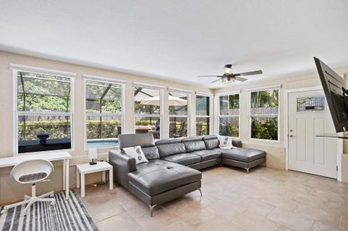 Spacious & Sunny Family Gem - Heated Pool, Firepit and Game Room, Largo (foto 3)