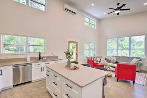 Pet-Friendly Asheville Retreat with Hot Tub in Asheville, USA