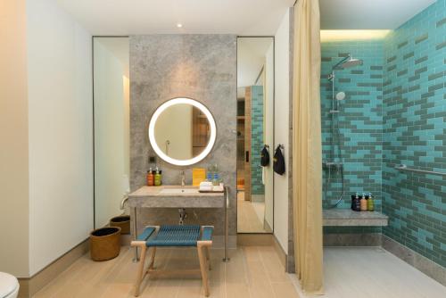 room detail thumbnail 2