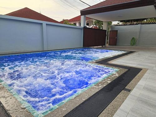 Luxury Private Pool Villa with Jacuzzi and Kids Pool at Royal Park Village พัทยา