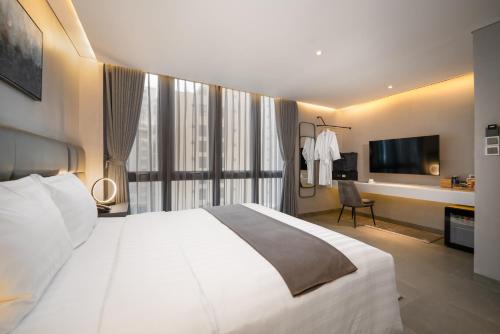 Junior Suite with City View image 6