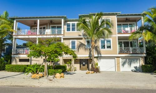 Tropical Hideaway by AMI Locals