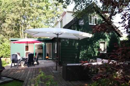 Exterior view of Holiday Home De Zuwe - Loosdrecht