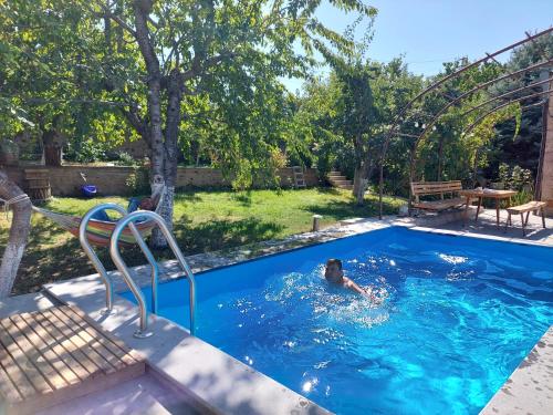 Peldbaseins, Villa Mimi in Bjurakana