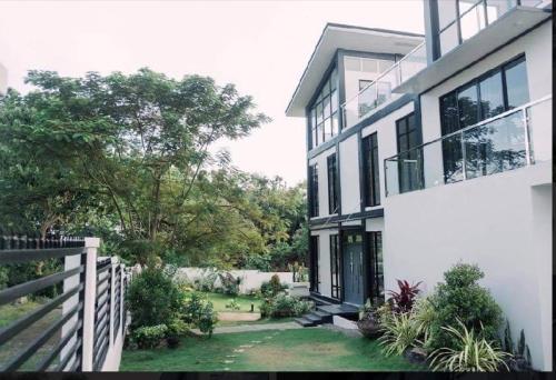 Check out this beautiful 5 bed villa with pool!! in Baclayon