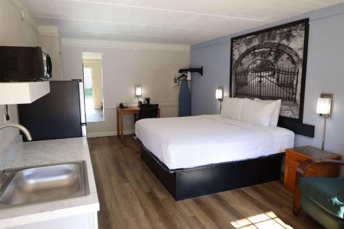 King Room - Non-Smoking room in Super 8 by Wyndham Austin South