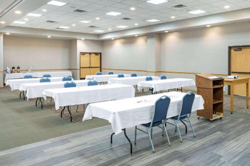 AmericInn by Wyndham Aberdeen - Event Center