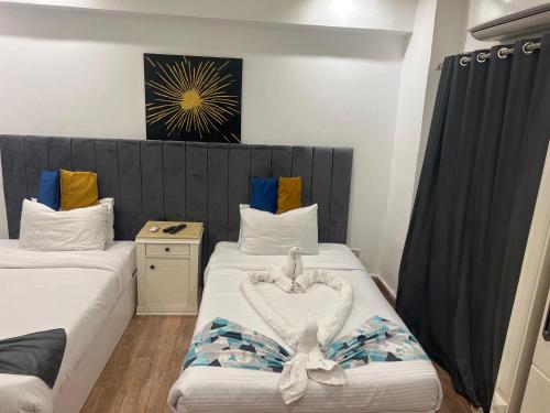 3 twin beds