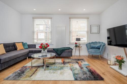 Beautiful 2 bedrooms split level Fulham Apartment, Londýn