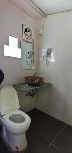Twin Room with Shared Toilet image 1
