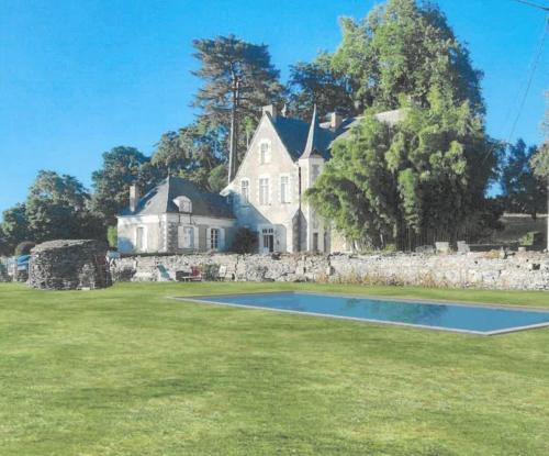 Magnifique château au bord de la Mayenne 18 couchages