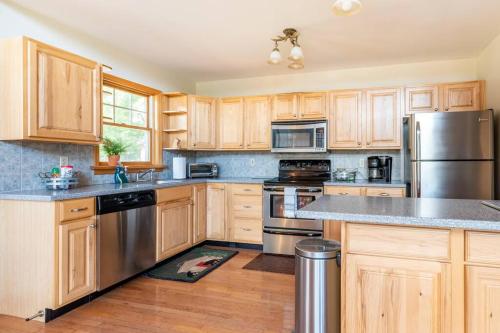 Beautiful mountain home with gorgeous meadow views thumb 3