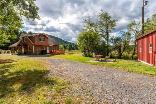 Beautiful mountain home with gorgeous meadow views in Hunter, USA