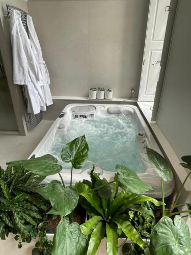 熱水浴缸, Suite avec Spa Quartier Cathédrale (Suite avec Spa Quartier Cathedrale) in 歐坦