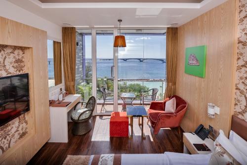 Deluxe Double Room with Balcony and Sea View (Free Return Airport Transfer and 10% off on Food & Beverage) image 10