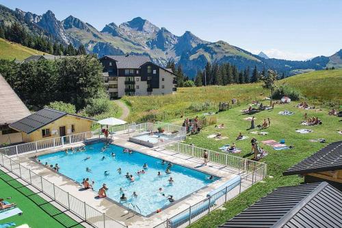 Appartement la Clusaz avec terrasse sur les pistes de ski