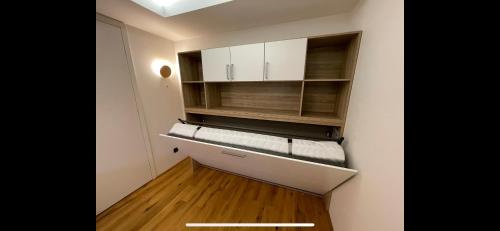 Luxusní apartmán GRAND v centru Harrachova se saunou, wallboxem EV, parkováním zdarma, Netflix a HBO, velkým balkonem a výhledem na Čertovu horu ,sjezdovku a skokanské můstky Luxusní apartmán GRAND v centru Harrachova se saunou, wallboxem EV, parkováním zdarma, Netflix a HBO, velkým balkonem a výhledem na Čertovu horu ,sjezdovku a skokanské můstky