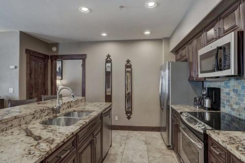 Breckenridge Crystal Peak Lodge 2 Bedroom Luxury Condo On-Site Check-In & Concierge - image 11