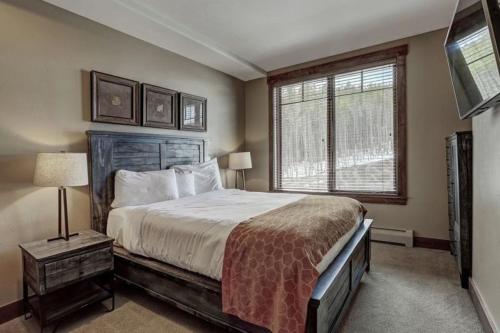 Breckenridge Crystal Peak Lodge 2 Bedroom Luxury Condo On-Site Check-In & Concierge - image 10