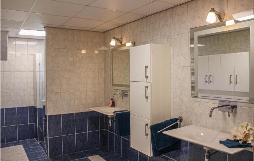 Bathroom, Awesome home in Scharendijke with 6 Bedrooms and WiFi in Scharendijke