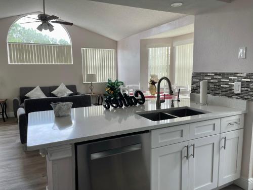 Spectacular Luxury Apartment close Disney - image 10