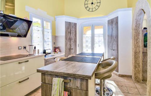 virtuve, Stunning Home In Jonquière Saint Vincen (Stunning Home In Jonquiere Saint Vincen) in Comps ciems