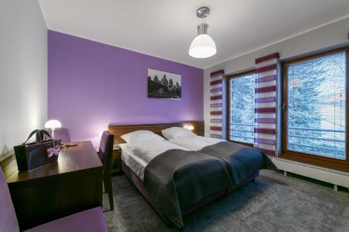 1 queen bed, 1 sofa bed
