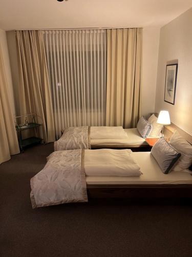 1 queen bed, 2 twin beds