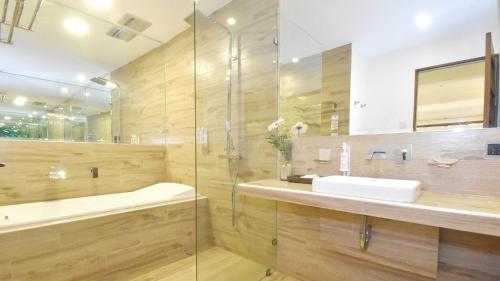 room detail thumbnail 2