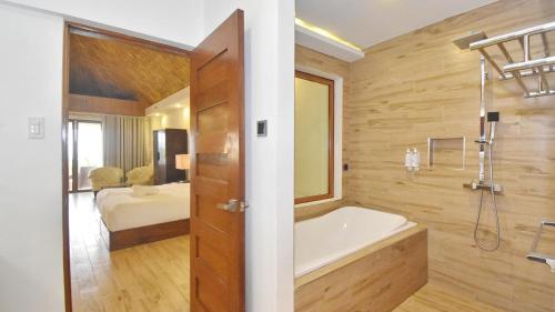 room detail thumbnail 2