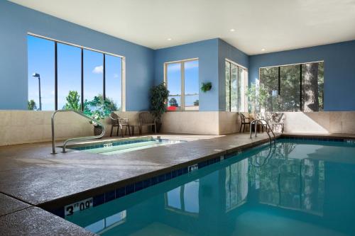 泳池, 弗拉格斯塔夫東戴斯套房酒店 (Days Inn & Suites by Wyndham East Flagstaff) in 弗拉格斯塔夫市郊