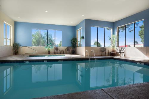 泳池, 弗拉格斯塔夫東戴斯套房酒店 (Days Inn & Suites by Wyndham East Flagstaff) in 弗拉格斯塔夫市郊