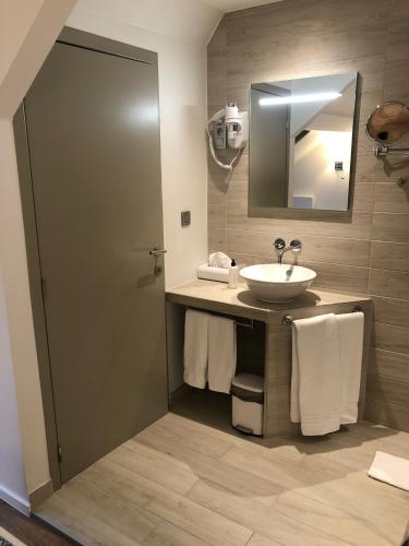 Shelter-rooms Room Type - Superior Double or Twin Room