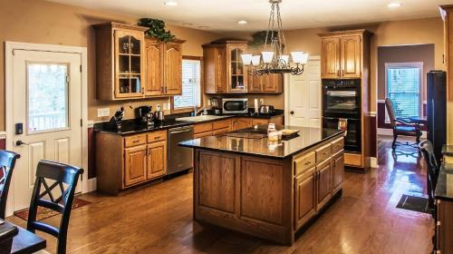 Smokie Mountain Lake House on Douglas Lake - 11 bedrooms, 6 bathrooms sleeping 30 - Lakefront, Secluded, Private, Gated, Personal Boat Dock, Hot Tub , Theater Room, Games Room, Hot Tub, Indoor & Outdoor Kitchens in Sevierville, USA