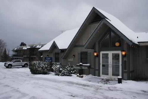 Entrance, Cliff Dweller on Lake Superior in Tofte (MN)
