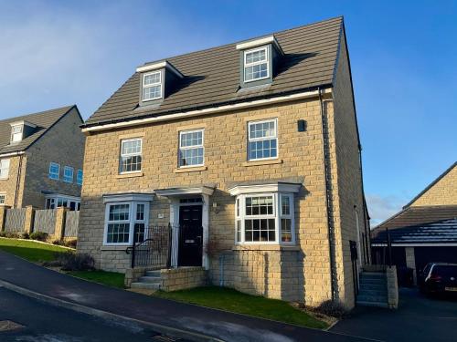 Holly House - Executive Rural Home with Jacuzzi