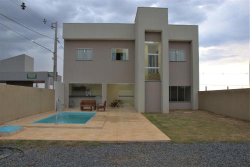 Sobrado espaçoso com piscina com ar na suite